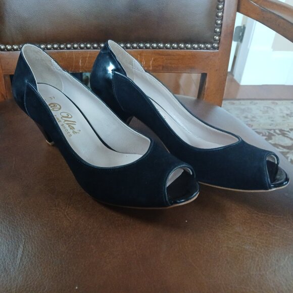 Sharp suede leather pumps. New and Unworn. - Picture 4 of 7